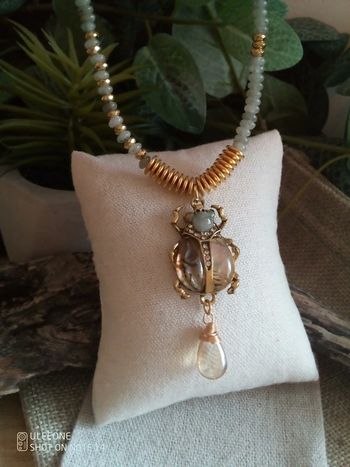 Collier pendentif scarabée ormeaux et pierres de labradorite