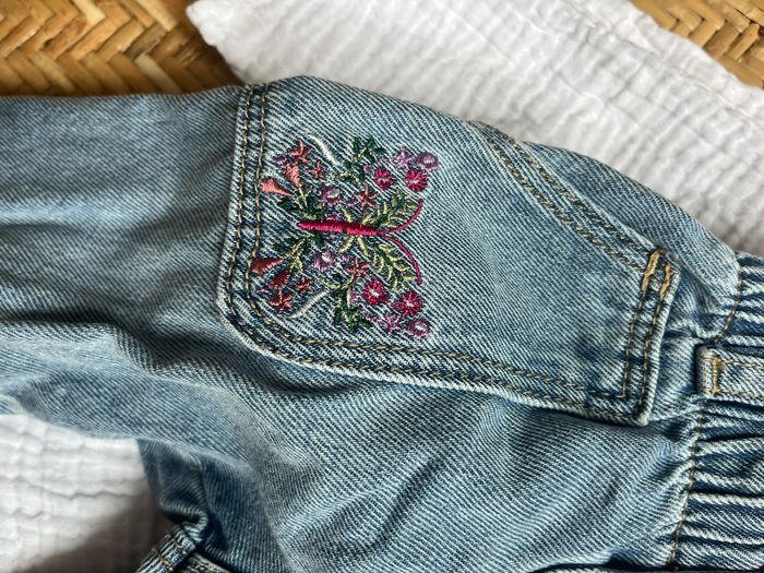 Jeans bébé fille brodée papillon - photo numéro 3