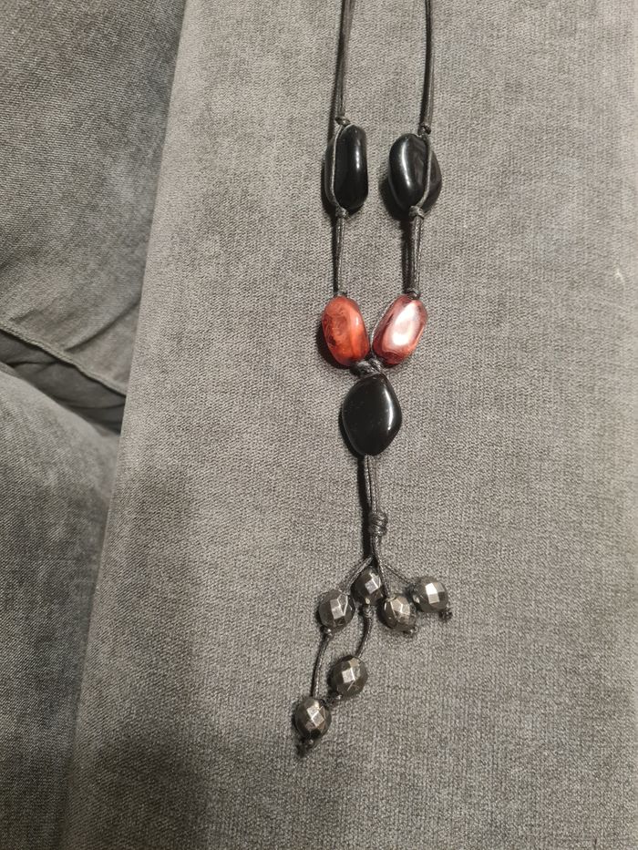 Collier. 40 cm. Marron et breloques noir. - photo numéro 3