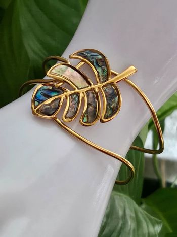 Bracelet manchette ajustable avec sa feuille design abalone en acier inoxydable