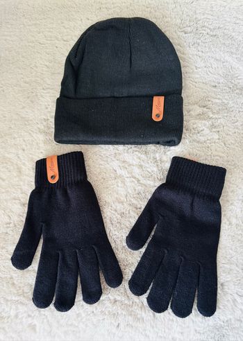 Bonnet et gants noir en maille
