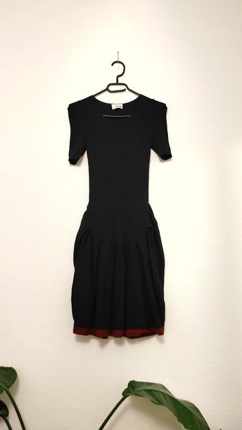 Robe chic et élégant côtelée 92 % laine liseret rouge jupe gonflant ballon style