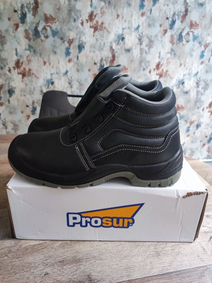 Chaussures de sécurité 44 Neuves sans les lacets - photo numéro 2