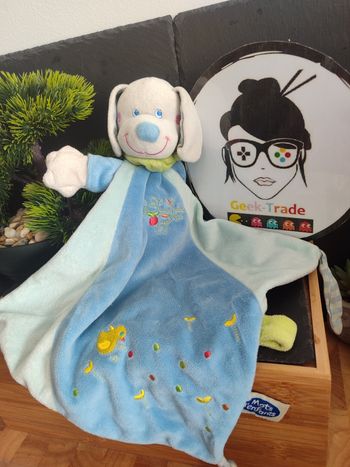 Doudou plat chien bleu foulard vert mots d'enfants poussin pomme gris rayé Herbe