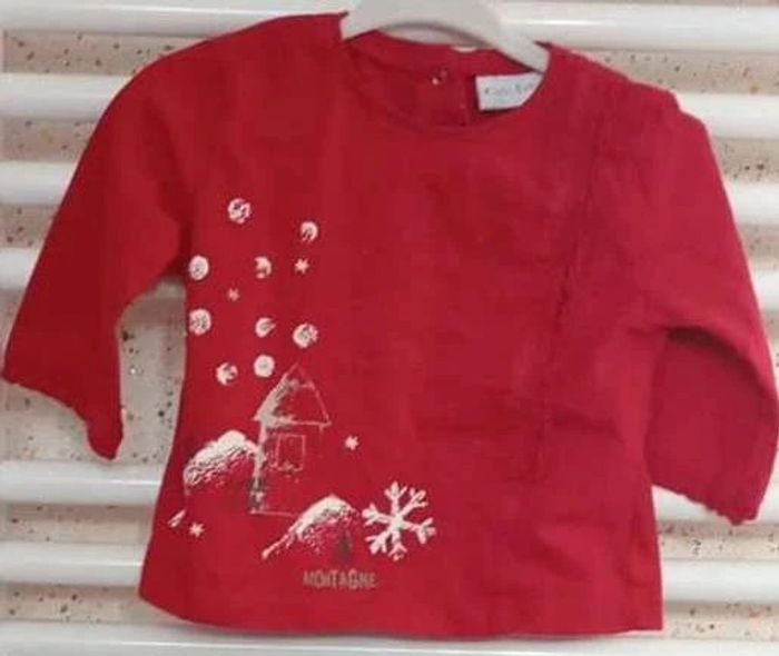 Tee shirt manche longue rouge paysage hivernal Kiabi Taille 6 mois - photo numéro 2