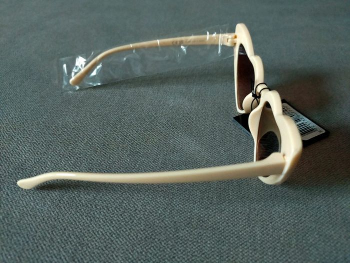 Lunettes de soleil cœur enfant – Monture beige & verres marron - photo numéro 4