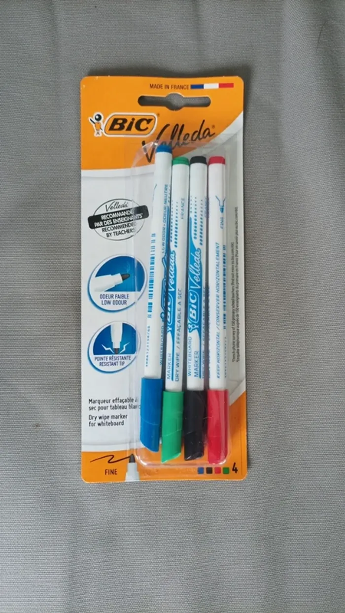 4 feutres pour ardoise effaçables neufs