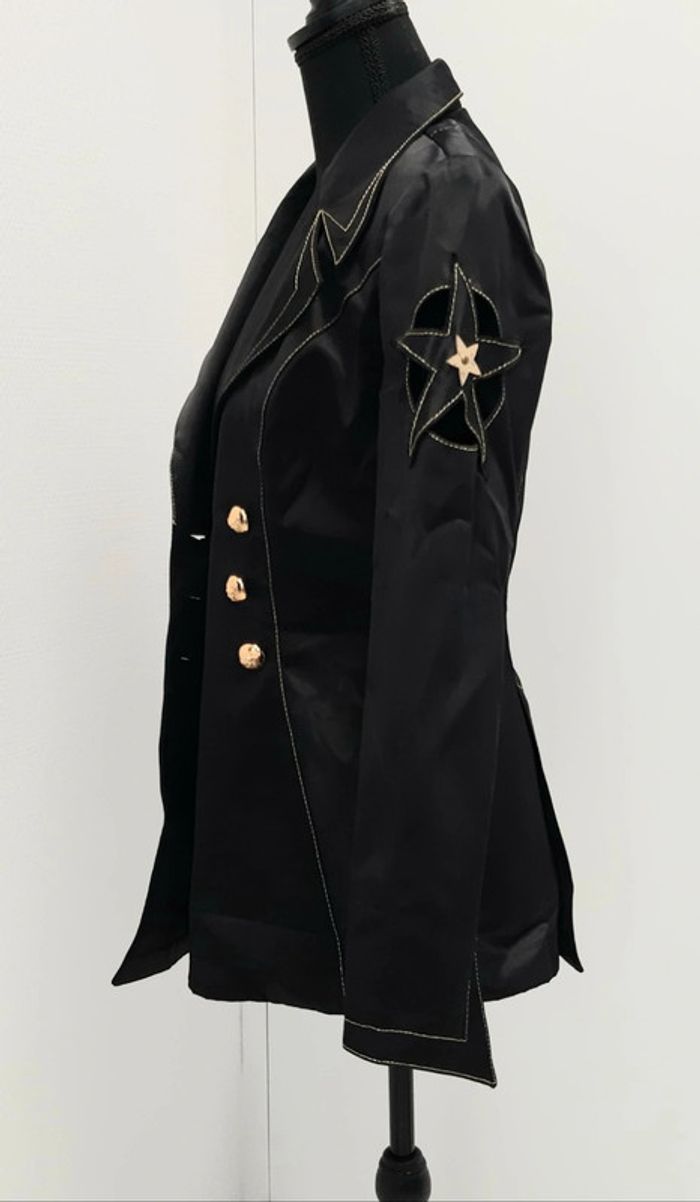 Magnifique veste cintrée La Milliardaire noire avec coutures et boutons dorés - photo numéro 2