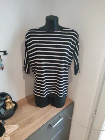 Haut fin taille xs décolleté dans le dos