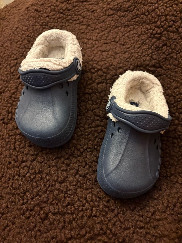 Chaussons fourrés crocs - Taille 22/23 (6/7) - photo numéro 3