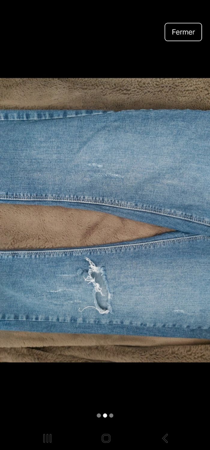 Pantalon jeans avec sorte de trou stylé - photo numéro 2