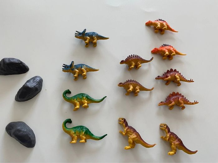 Lot 12 mini dinosaures avec rochers - photo numéro 2