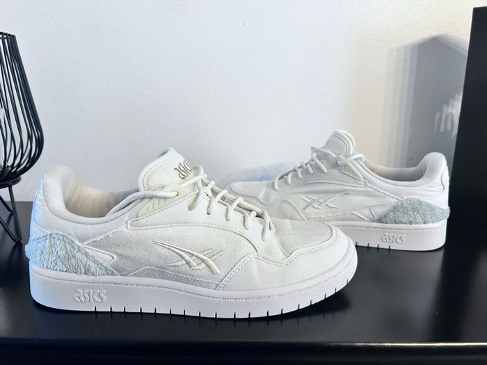 Baskets ASICS blanches – Pointure 40 – Très bon état – Design épuré & confort