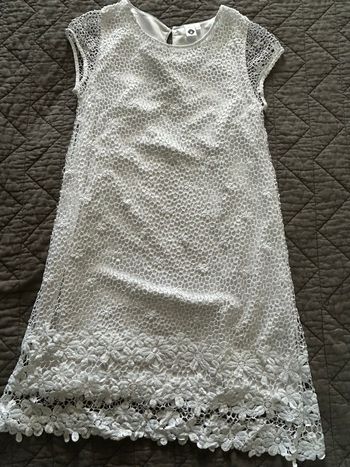 Très jolie robe blanche de cérémonie en dentelle enfant 