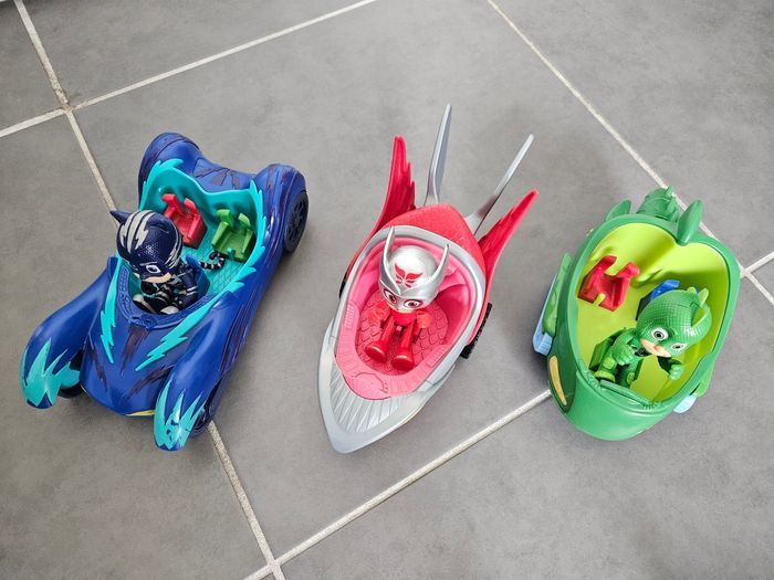 Lot de 3 véhicules et figurines pyjamasques PJ MASK, très très propres - photo numéro 2