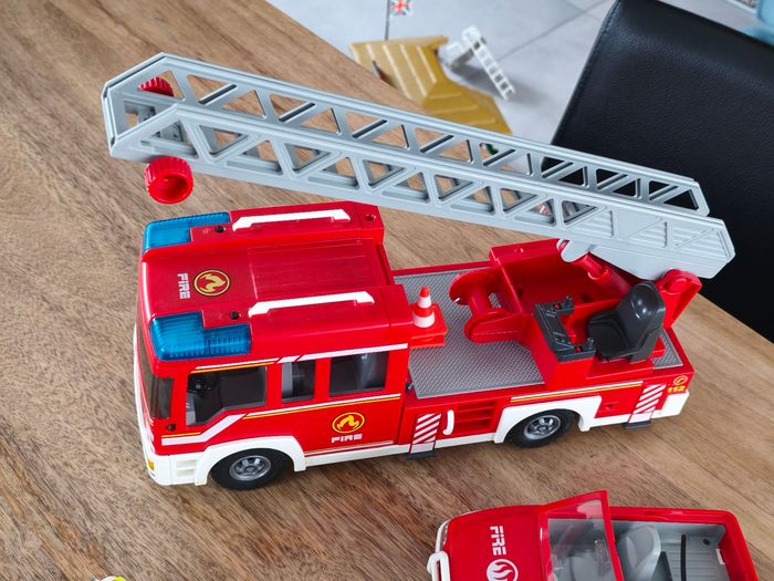 Ensemble de pompiers et leurs véhicules Playmobil - photo numéro 2