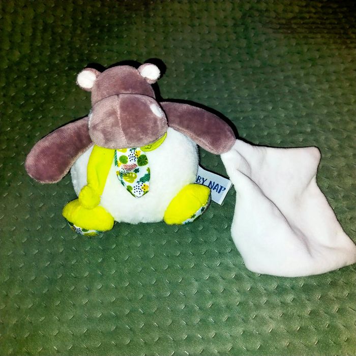 Doudou hippopotame Bazile blanc et vert motif jungle avec petit mouchoir Baby nat