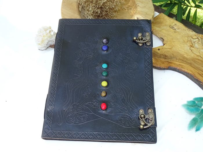 Grand grimoire cuir noir déesse 7 chakras