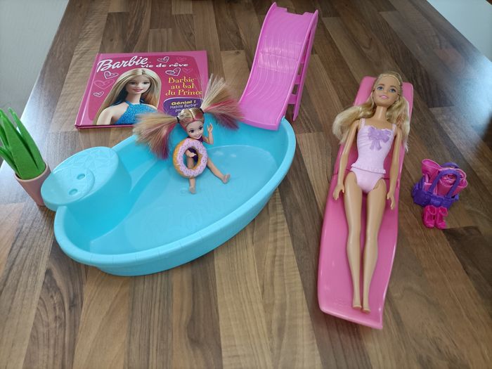 Lot barbie - Sortie Mère fille à la piscine - 2 barbies, accessoires et 1 livre - photo numéro 9