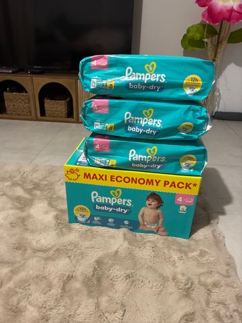 241 Couches Pampers T4 neuf 