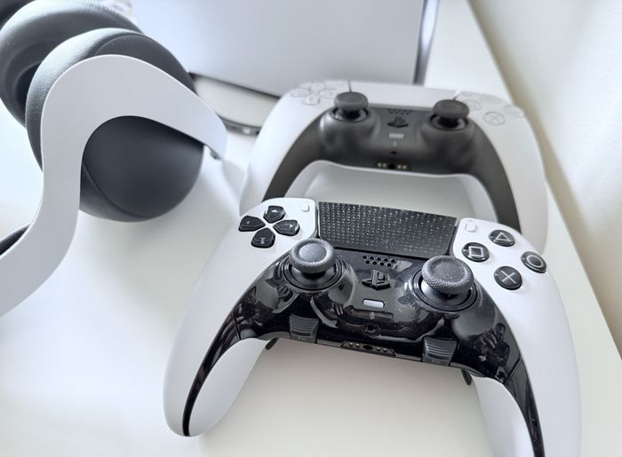 PlayStation 5 Pro avec 4 To, 2 manettes - photo numéro 3