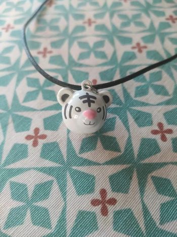 Collier avec pendentif grelot tigre