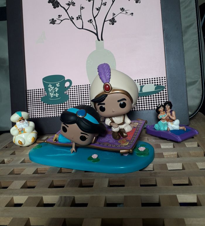 Funko Pop Disney Aladdin et Jasmine Movie Moments " Aladdin et Jasmine sur le tapis volant " " Magic Carpet Ride " #480 , avec 2 figurines vintage Disney Aladdin Mac Donald - photo numéro 2