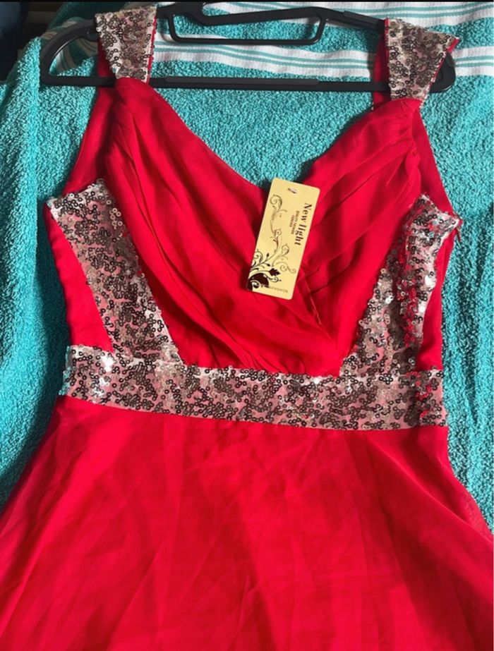 robe avec traîne 38/40 rouge et sequin argenté neuf - photo numéro 3