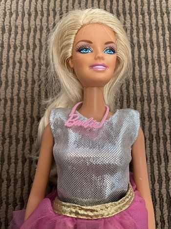 Barbie avec robe jupe brillant et collier barbie