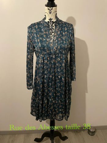 Robe à manches longues en voile doublé bleu satinée à motifs beige col V rue des Abbesses taille 38
