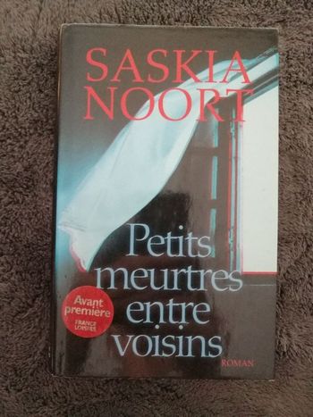 Thriller Petits meurtres entre voisins de Saskia Noort en bon état