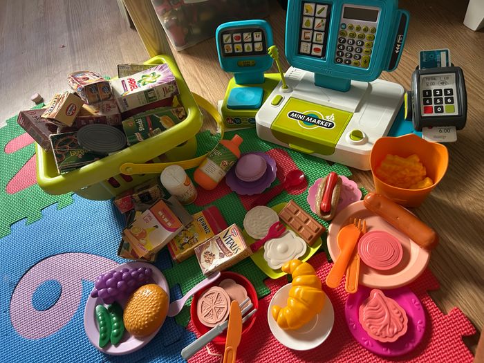 Caisse enregistreuse avec accessoires panier de courses, aliments et un peu de dînette