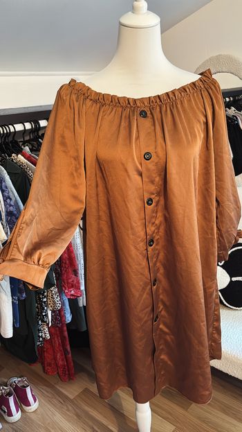 Robe épaules tombantes marron satinée Made In Italy TU