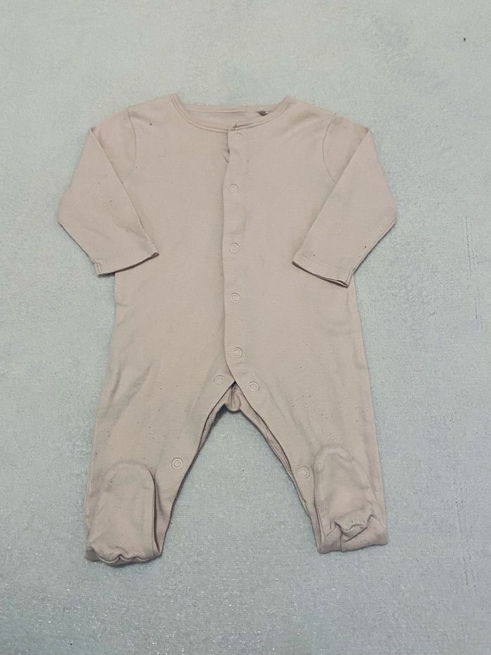 Pyjama rose ouverture avant – Bébé 6-9 mois – Doux et confortable