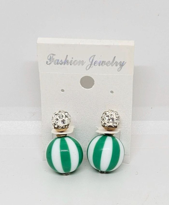 Paire de boucles d'oreilles.
Neuve.