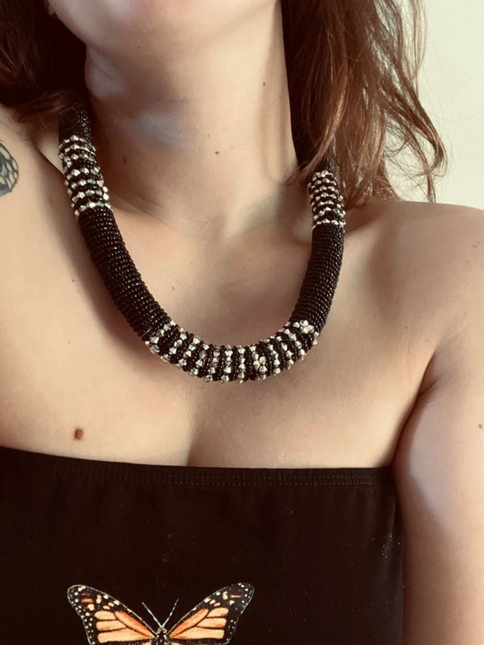 Collier rigide noir et argenté avec perles Bershka très bon état