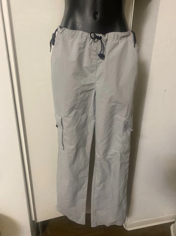 Pantalon léger cargo à jambes larges.