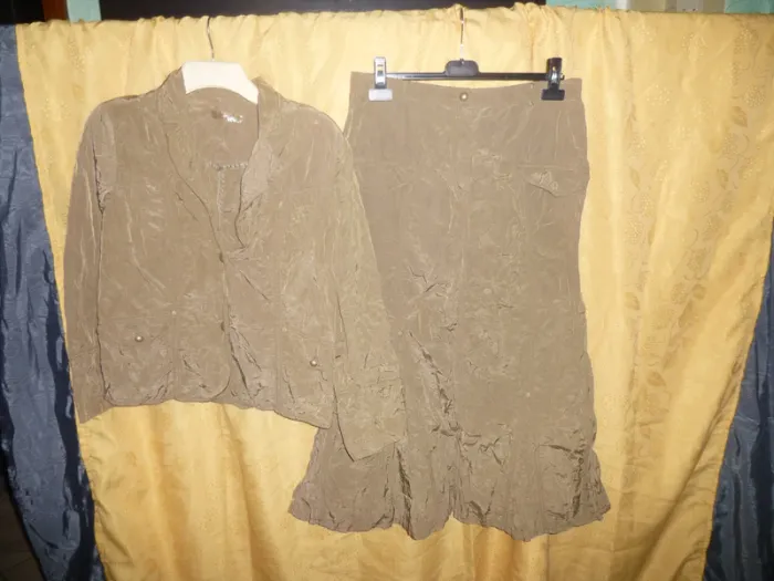 impeccable ensemble veste + jupe brun clair taille 42 / 44