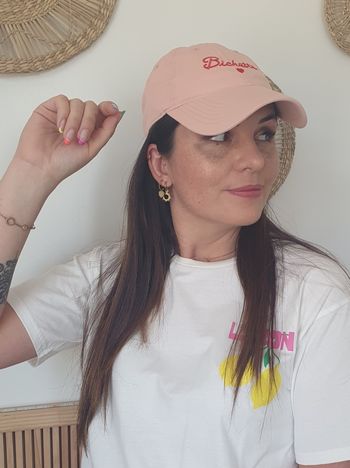 Casquette rose saumon et rouge Bichette