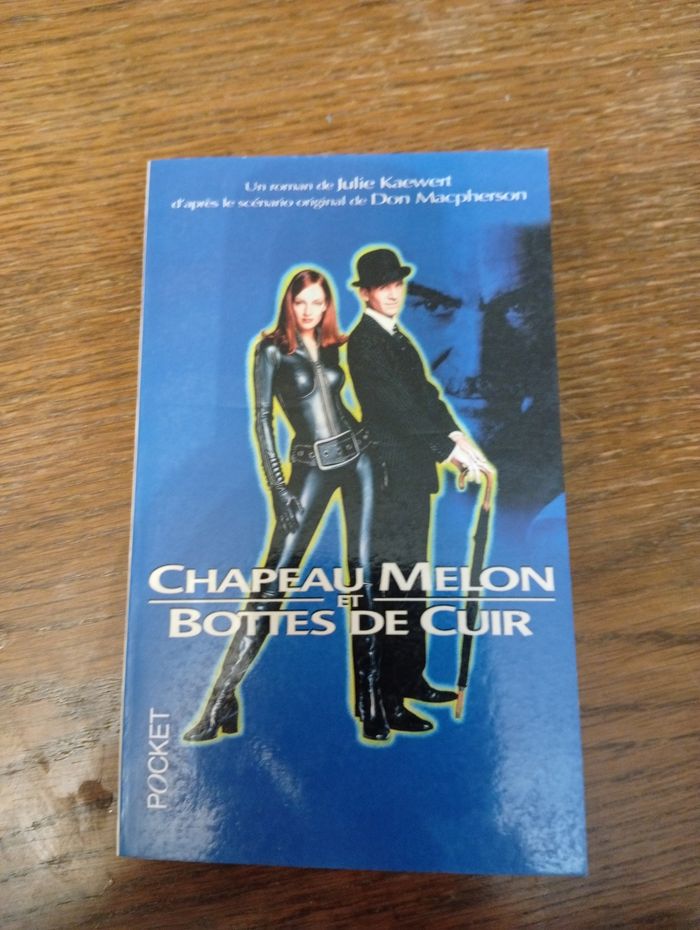 Chapeau melon et bottes de cuir