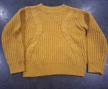 Pull en maille torsadée moutarde