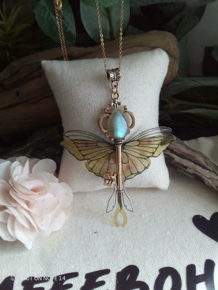 Collier sautoir clé ailes de papillon avec pierre naturelle de Labradorite + carte