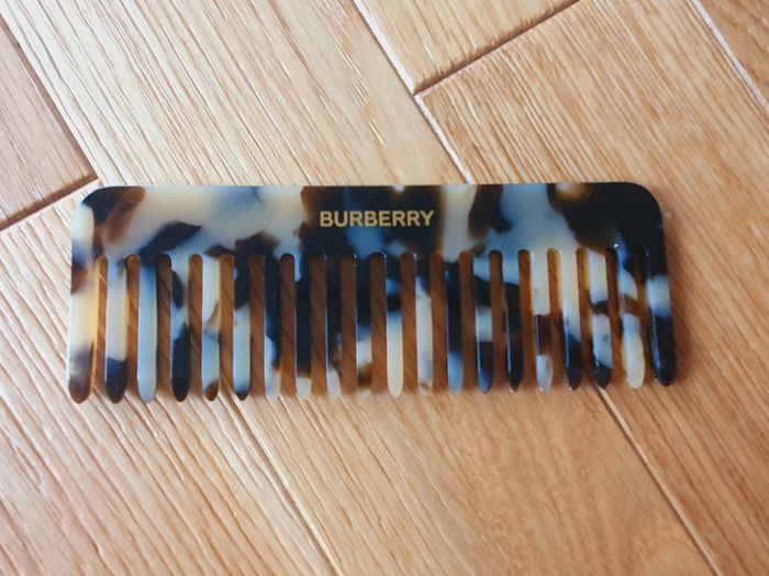 Peigne "Burberry" couleur nacre Neuf sous blister. - photo numéro 2