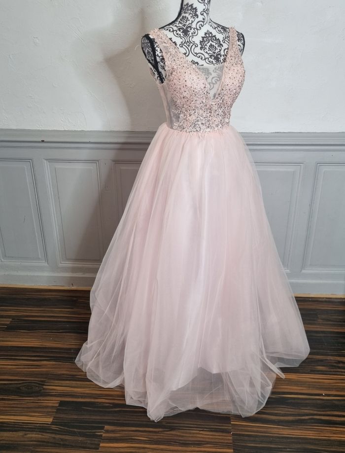 robe cérémonie longue buste dentelle et bas en tulle rose clair
Taille 38