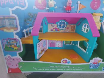 Peppa et sa maison d'amis réservée aux enfants.
