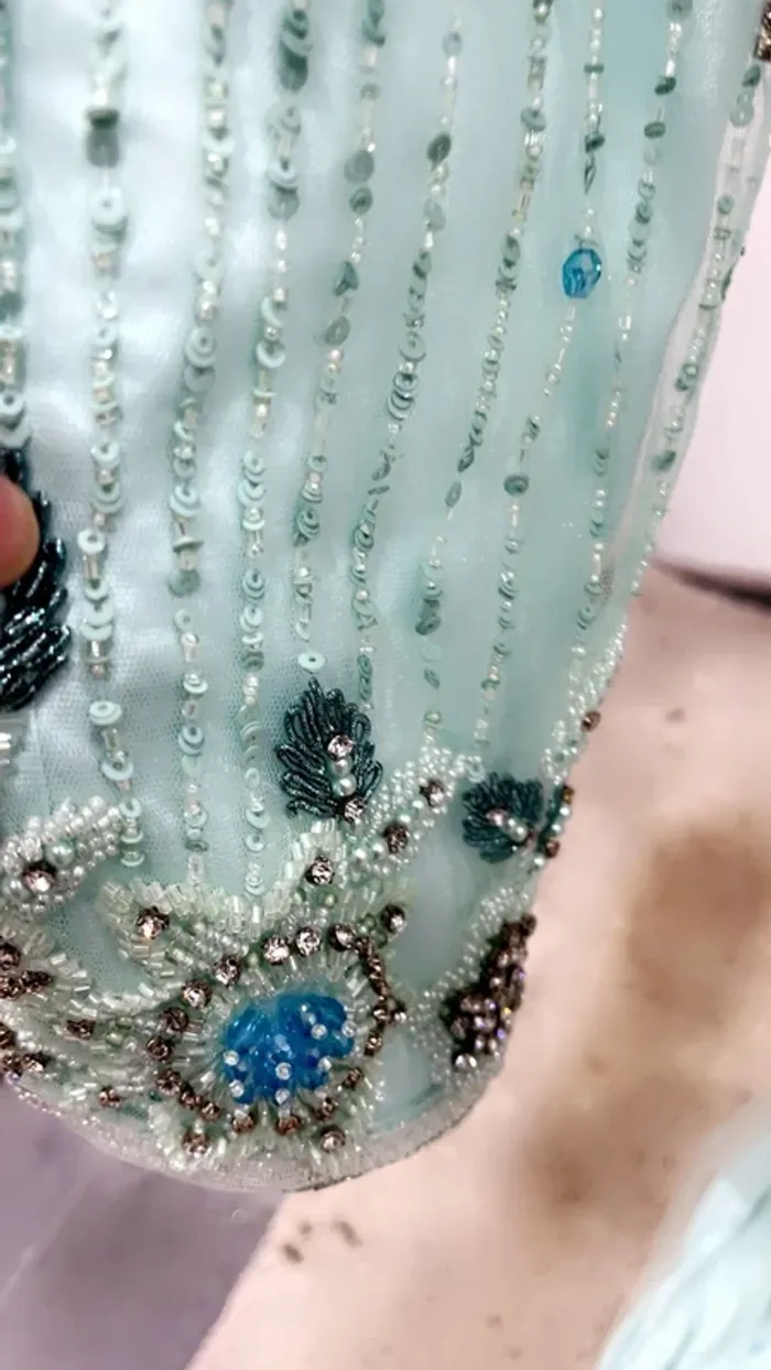 Caftan perlé très chic porté - photo numéro 3