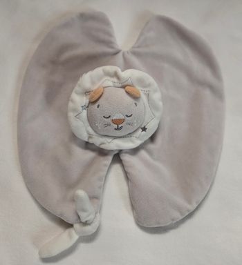 Doudou Lion plat gris et rayé- Attache tétine- Sucre d'orge
