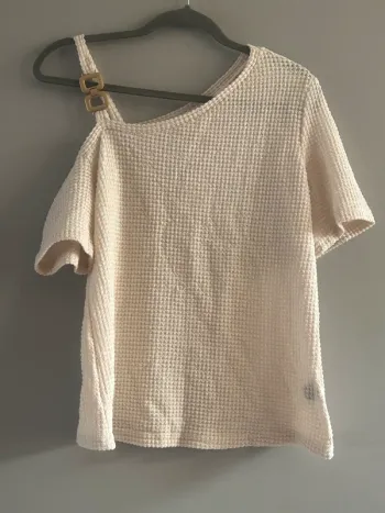 T shirt épaule dénudé