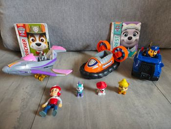 Lot pat patrouille figurines et voitures + 2 livres