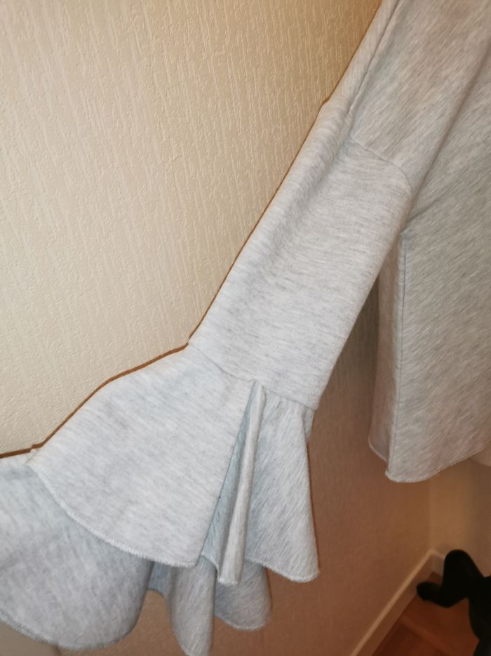 Sweat gris clair manches flares Primark - photo numéro 4